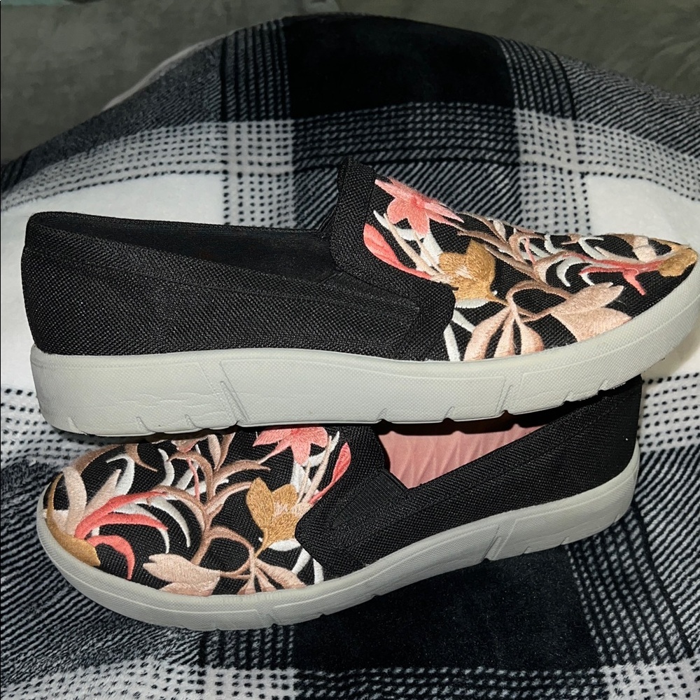 BARETRAPS Bonaire Women's Slip- on Black W/ Peach Embroidery Shoes Sz. 6 1/2 M - Picture 6 of 8